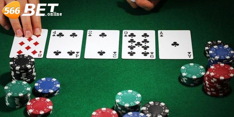 Chọn những cặp bài nhỏ là một trong những cách xử lý bài rác trong Poker